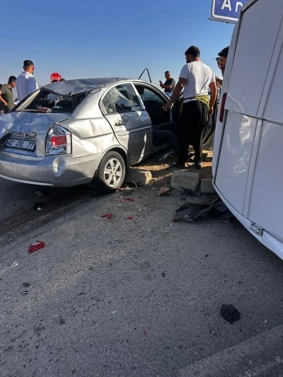 Gaziantep  Feci Kaza: Otomobil ile Minibüs Çarpıştı, 5 Yaralı