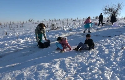 Gaziantep&rsquo;te &ccedil;ocuklar tepsi, poşet ve leğenlerle kayarak eğlendi