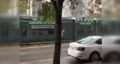 Gaziantep&rsquo;te faciadan d&ouml;n&uuml;ld&uuml;: Y&uuml;zlerce yolcunun olduğu tramvaya yıldırım isabet etti