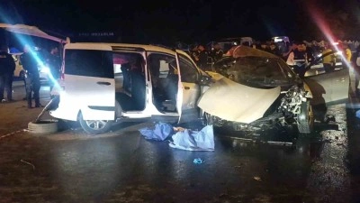 Gaziantep’te iki araç kafa kafaya çarpıştı: 5 ölü, 2 yaralı