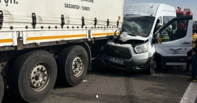 Gaziantep&rsquo;te minib&uuml;s tıra arkadan &ccedil;arptı: 5 yaralı