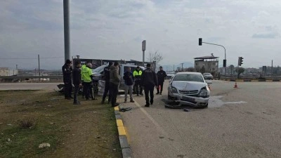 Gaziantep’te otomobil ile hafif ticari araç çarpıştı: 2 yaralı