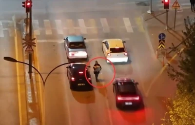 Gaziantep&rsquo;te yollarda dilencilik ve satıcılık yapan şahıslara operasyon: 14 g&ouml;zaltı