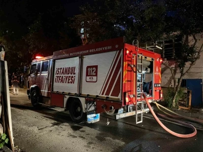 Gaziosmanpaşa&rsquo;da gecekondu alev alev yandı