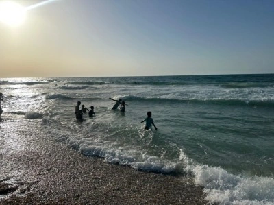 Gazzeli çocukların aktivistleri sahilde umutla bekleyişi sürüyor