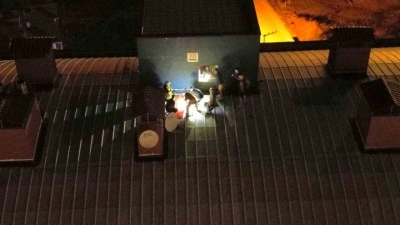 Genç kız çatıya çıktı mahsur kaldı