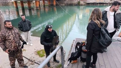 Genç kızın ırmağa düşürdüğü telefon dalgıçlar tarafından çıkartıldı