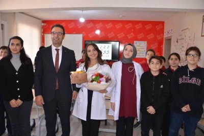 Gen&ccedil; &ouml;ğretmene anlamlı t&ouml;ren: M&uuml;zik &Ouml;ğretmeni Hacer İ&ccedil;oğlu ilk c&uuml;bbesini giydi