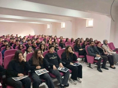 Gen&ccedil;ler, &rsquo;Dijital Okuryazarlık ve Dezenformasyonla M&uuml;cadele&rsquo; konularında bilin&ccedil;leniyor