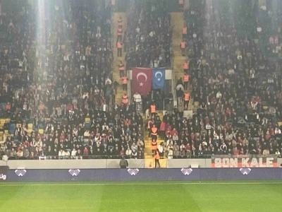 Gen&ccedil;lerbirliği taraftarları trib&uuml;ne Doğu T&uuml;rkistan bayrağı astı