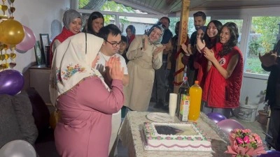 Gen&ccedil;lerden down sendromlu kardeşlere y&uuml;rek ısıtan doğum g&uuml;n&uuml; s&uuml;rprizi