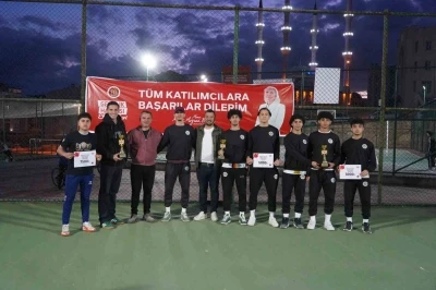 Gen&ccedil;lik turnuvalarında dereceye girenler &ouml;d&uuml;llerini aldı