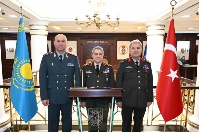 Genelkurmay Başkanı Bayraktaroğlu, Kazakistan Kara Kuvvetleri Komutanı Kuchekbayev&rsquo;i kabul etti