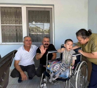 Minik Mustafa tekerlekli sandalyesine kavuştu