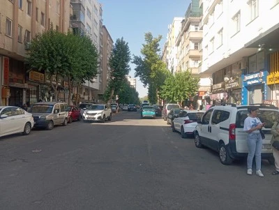 Gevran Caddesi&rsquo;nde &Ccedil;ift Sıra Park &Ccedil;ilesi: Trafik Akışı Daralıyor
