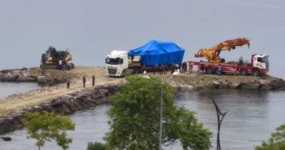 Kayalıklara &ccedil;ıkan Sahil G&uuml;venlik botu olay yerinden kaldırıldı