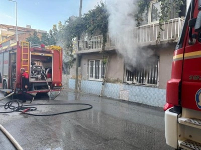 Giriş katında başlayan yangın evi k&uuml;le &ccedil;evirdi