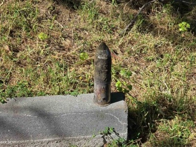 Göl kenarında patlamamış top mermisi bulundu