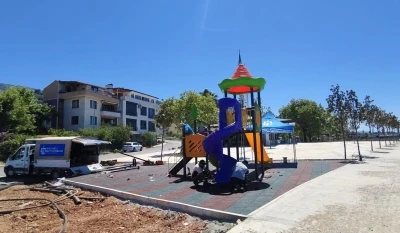 G&ouml;lc&uuml;k Ulaşlı Sahili&rsquo;ne yeni &ccedil;ocuk oyun alanı inşa ediliyor