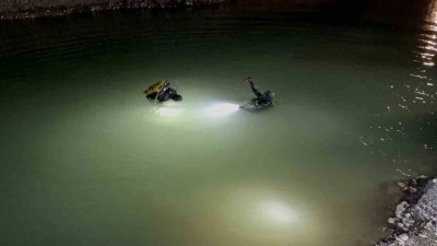 G&ouml;lete d&uuml;şen kamyonet ekipleri harekete ge&ccedil;irdi