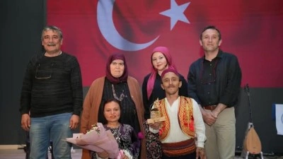 Engelli oyuncular minik kalplere tiyatro ile dokundu