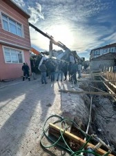 G&ouml;nen&rsquo;de &ccedil;alışma halindeki beton mikseri yan yattı