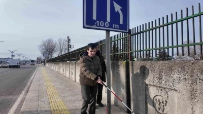 G&ouml;rme engellilerin şehirdeki zorlu m&uuml;cadelesi saniye saniye g&ouml;r&uuml;nt&uuml;lendi