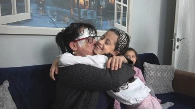 G&ouml;rme Yetisini Kaybeden Kanser Hastası Anne 4 Kızı İ&ccedil;in Hayata Tutunuyor