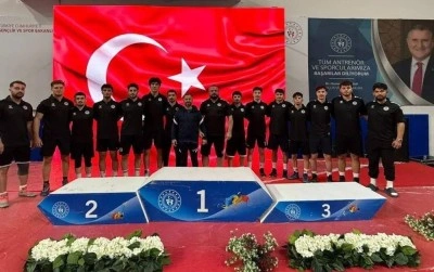 Grekoromen g&uuml;reşte Erzincan ekibi yarı finale &ccedil;ıktı