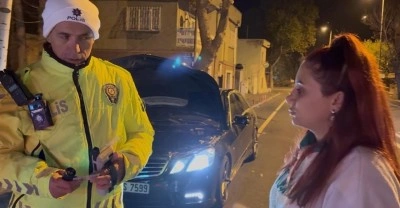 G&uuml;lerek &uuml;fledi, ağlayarak ayrıldı: 0.29 promil alkoll&uuml; &ccedil;ıkan aday s&uuml;r&uuml;c&uuml;n&uuml;n ehliyeti iptal edildi