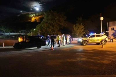 Alkoll&uuml; s&uuml;r&uuml;c&uuml; jandarma aracına &ccedil;arptı