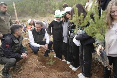 G&uuml;m&uuml;şhane&rsquo;de Milli Ağa&ccedil;landırma G&uuml;n&uuml; kapsamında fidanlar dikildi