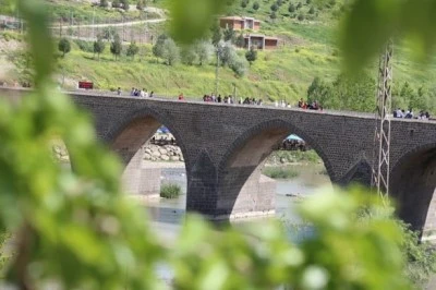 Güneşli Havayı Fırsat Bilen Diyarbakırlılar Tarihi Sur’da Buluştu!