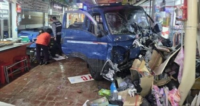 G&uuml;ney Kore'de ara&ccedil; pazara daldı: 2 &ouml;l&uuml;, 18 yaralı