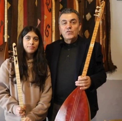 G&uuml;zel Sanatlar lisesini kazanan &ouml;ğrenciye Başkan Demir&rsquo;den 2 bağlama saz hediye