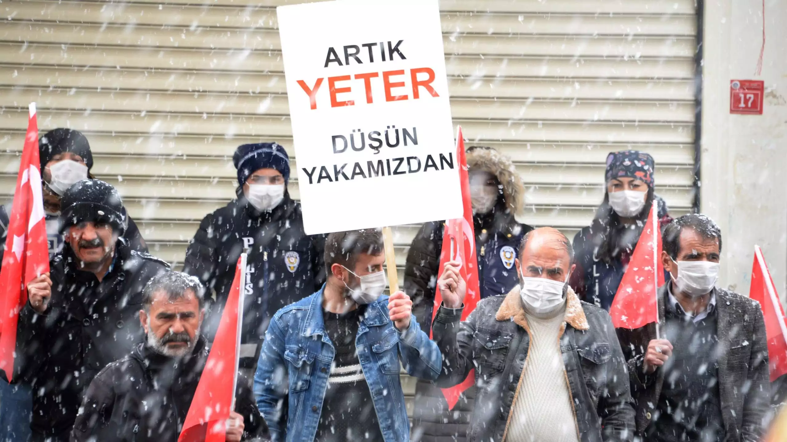 Diyarbakır'da Soğuk ve Karlı Havada Evlat Nöbeti 