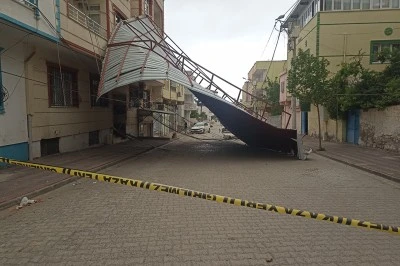 Diyarbakır'da şiddetli rüzgâr çatının uçmasına yol açtı