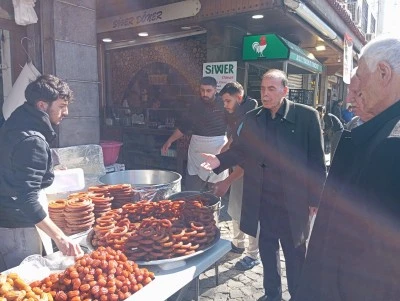 Diyarbakır&rsquo;da Şerbetli Tatlılara Yoğun İlgi, Tezg&acirc;hlarda Uzun Kuyruklar