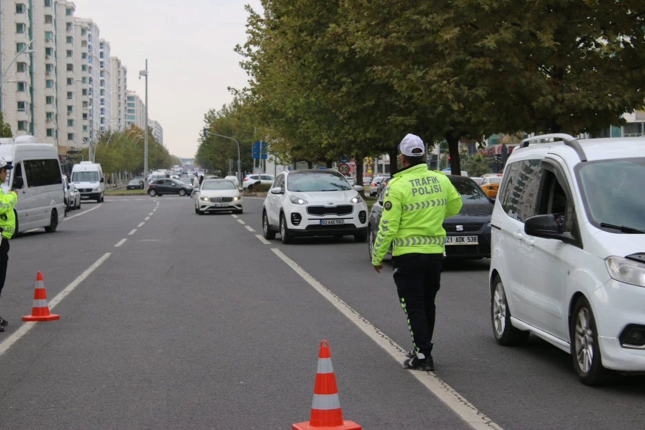 Diyarbakır’da Kırmızı Işık İhlaline Dronlu Takip