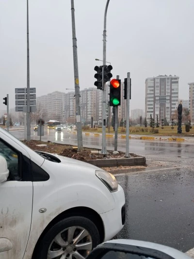 Kayapınar&rsquo;da Trafik Işıkları S&uuml;r&uuml;c&uuml;leri Şaşırttı: Selahaddin Eyyubi Bulvarı&rsquo;nda Kaos