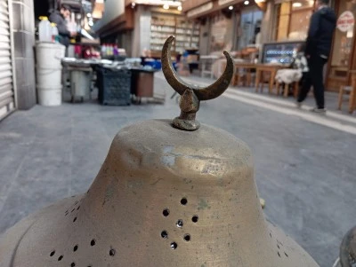 Sur&rsquo;da antikacı d&uuml;kk&acirc;nı turistleri Osmanlı&rsquo;ya g&ouml;t&uuml;r&uuml;yor