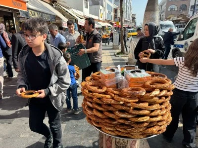 TikTok fenomeni Tayfur Birtane, simit tezgâhını hayra dönüştürdü