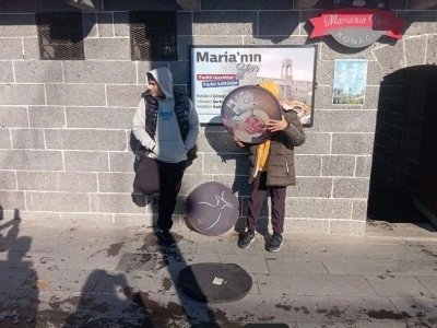 Diyarbakır'da Sokak M&uuml;ziklerinin Buz Gibi Soğukta Isıttığı Anlar