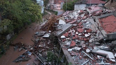 Sındırgı’da 6,1’lik Depremde Üç Bina Çöktü: Gündüz Işıklarıyla Yıkım Görüntülendi