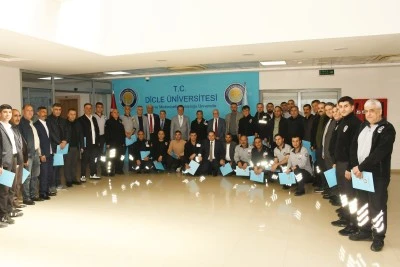 Dicle &Uuml;niversitesi&rsquo;nde Fedak&acirc;r Personele Teşekk&uuml;r Belgesi