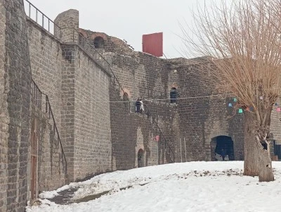 Diyarbakır&rsquo;da Buzlanan Surlarda Tehlikeli Israr