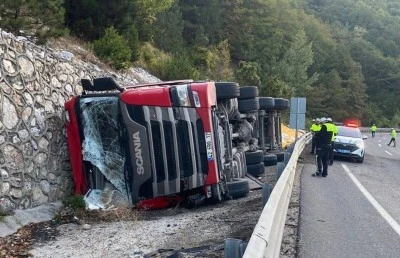  Devrilen TIR’da Sürücü ve Eşi Yaralandı