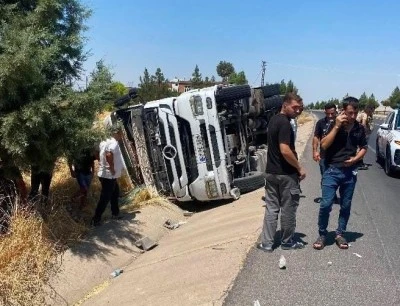 Diyarbakır-&Ccedil;ınar Yolunda TIR Devrildi: S&uuml;r&uuml;c&uuml; Yaralı Kurtarıldı