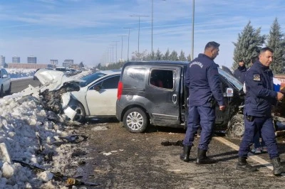 Diyarbakır&ndash;El&acirc;zığ Yolunda Buzlanma Kazası: 2 Ara&ccedil; &Ccedil;arpıştı, 12 Yaralı