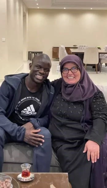 Fenerbah&ccedil;e&rsquo;nin Yıldız Transferi N&rsquo;Golo Kant&eacute;&rsquo;ye &ldquo;Hatun Anne&rdquo;den Sıcak Mesaj